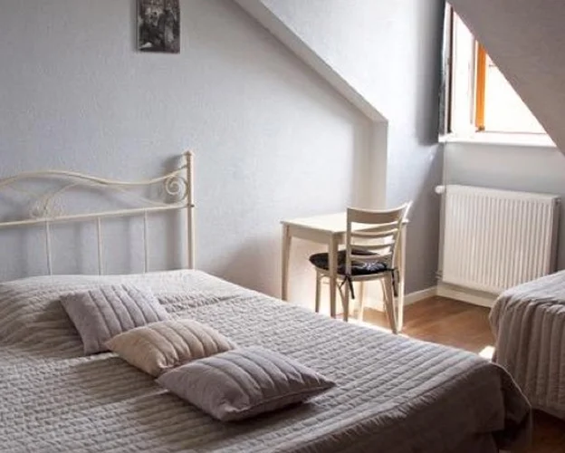 chambre d'hotel avec plusieurs lits à Auzances dans la Creuse 23