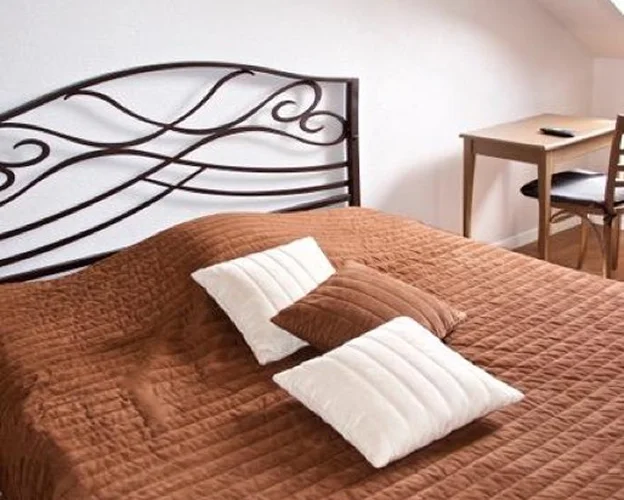 chambres d'hotel lit orange à Auzances dans la Creuse 23