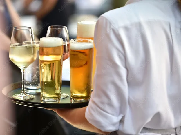 serveur bar avec plateau de bière à Auzances dans la Creuse 23